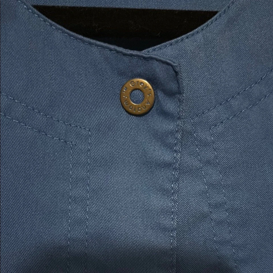 Chaqueta de laboratorio con botones Grey's Anatomy azul real talla pequeña Foto 3 de 4