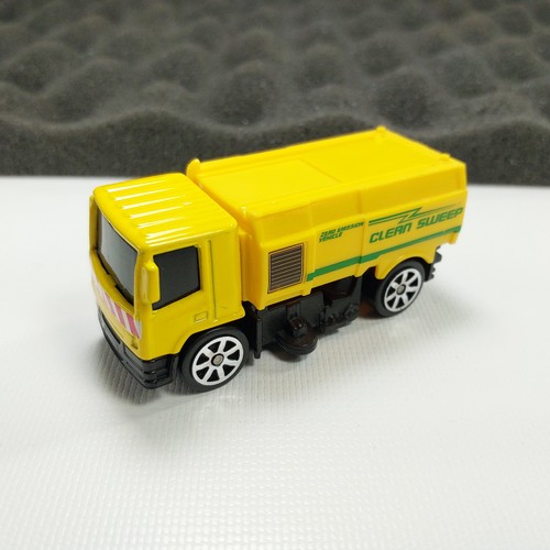 MAISTO Street Sweeper Clean Sweep Adventure Force 1:64 Diecast Yellow - Picture 2 of 8