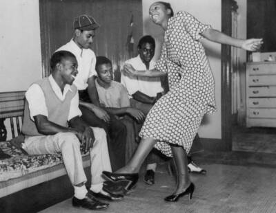 Edith Matthews shows friends and family how she won first place in .. Old Photo