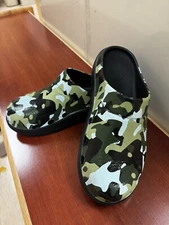 Oofos Women’s 8 Green Camo Clogs