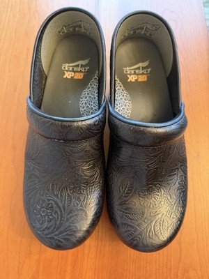 Dansko XP 2.0 Clogs Womens 37 Black Floral Tooled Leather Slip Resistant Shoes