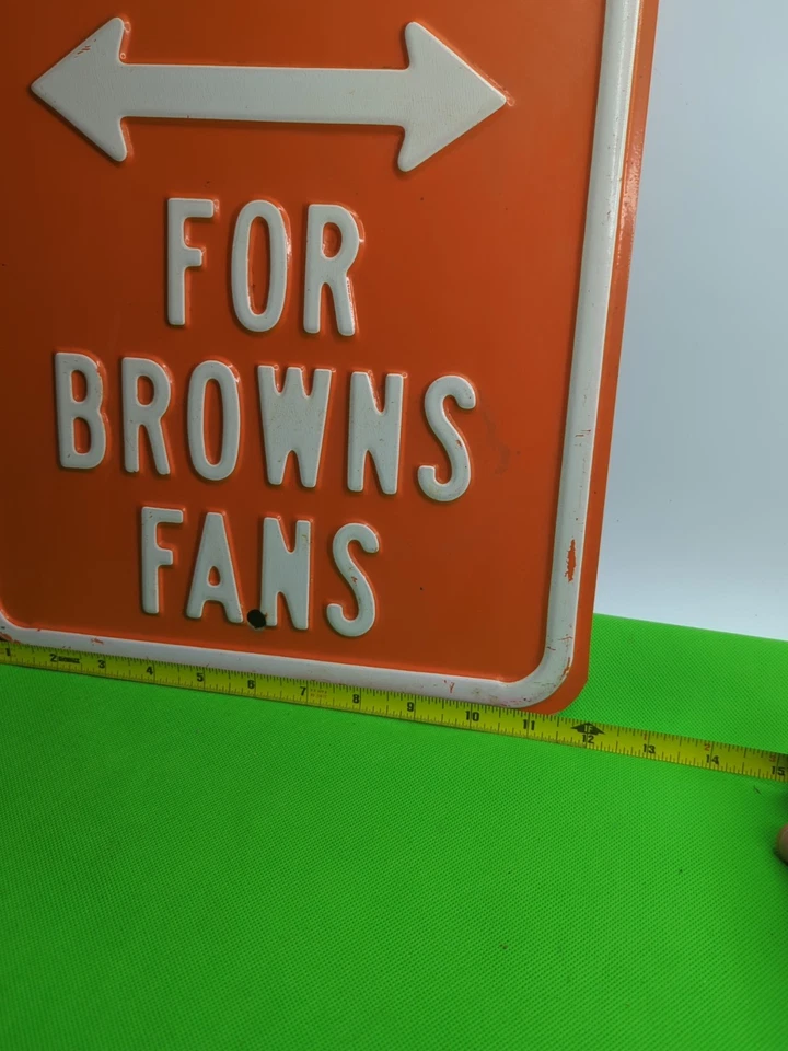 Arte de pared o letrero de estacionamiento de metal vintage de los Cleveland Browns de la NFL Foto 2 de 4