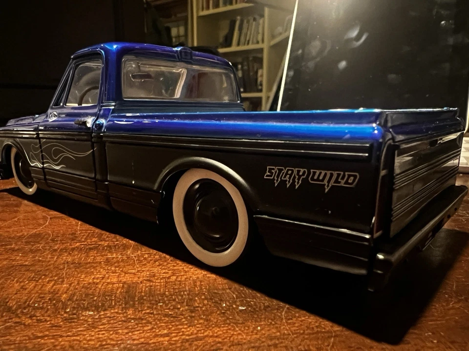 JADA 1:24 蓝色和黑色 1972 雪佛兰夏延很难找到 50580-8 — 第 3/4 张图片