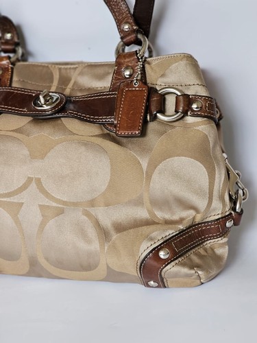 Bolso de hombro Coach 13303 con monograma Carly Biege firma - Imagen 3 de 23