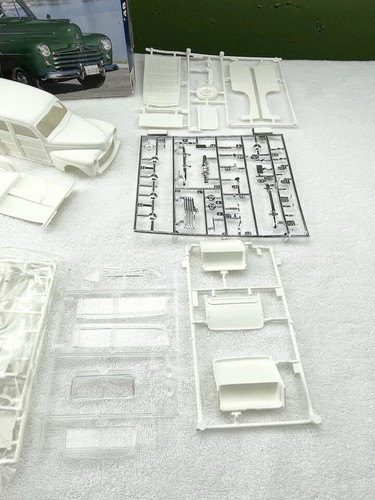 Ford Woody Wagon Revell scala 1/25 1948 completo, mai costruito a ancora sigilla - Foto 3 di 3