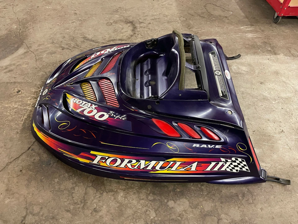 Capucha SkiDoo Formula III 700 Grand Touring Mach Z CK3 púrpura 98 99 800 600 Foto 3 de 4