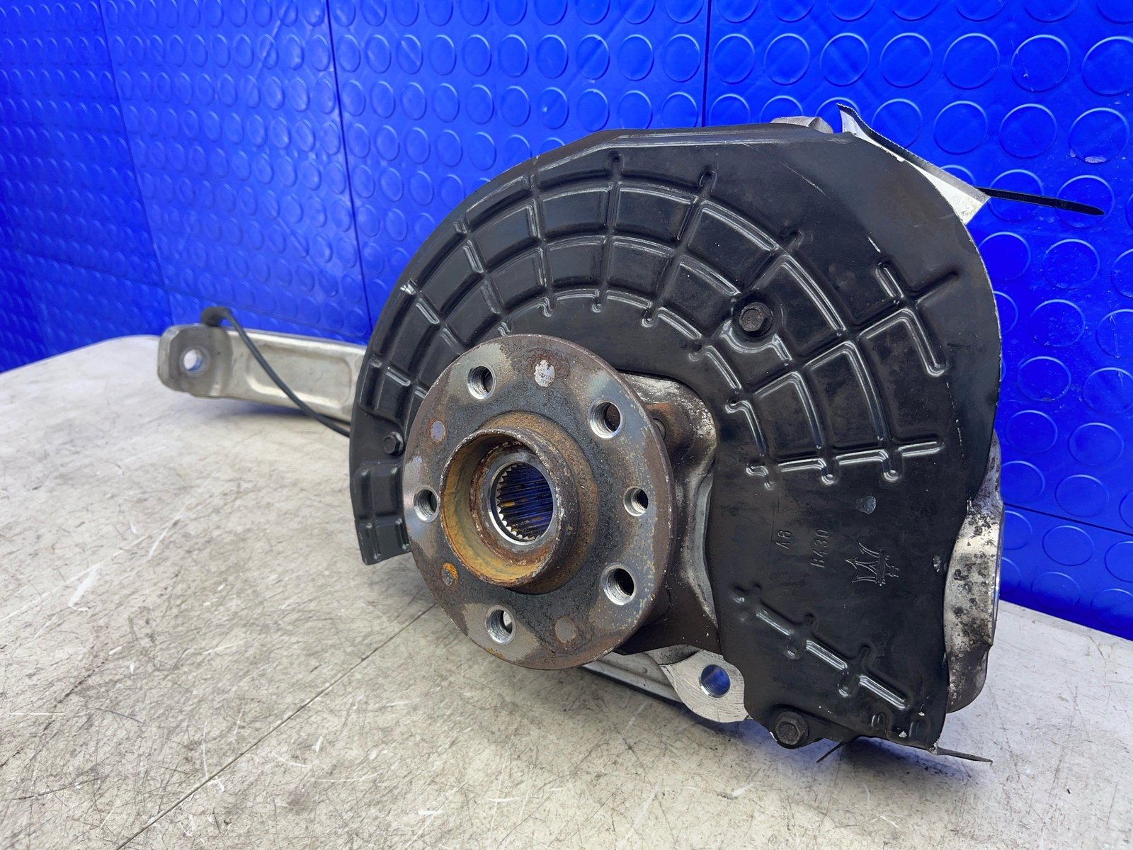 2017-2022 MASERATI LEVANTE OEM FRONT LEFT SPINDLE KNUCKLE WHEEL HUB