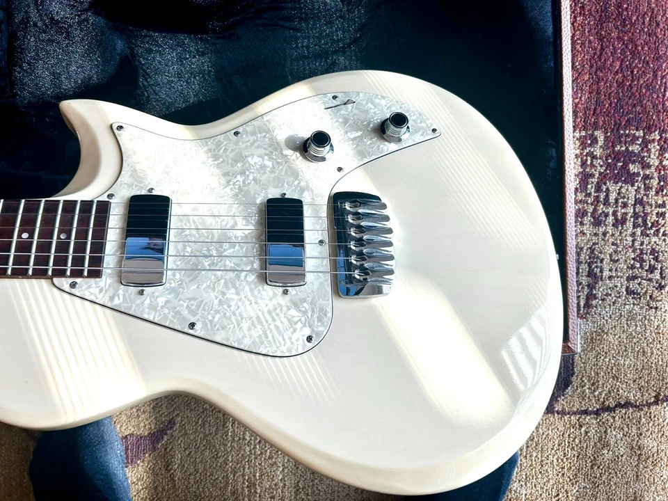 Taylor SB1-X Solid Body Electric Guitar w/ Hard Case – 2007 – EXCELLENT! - Image 4 of 4