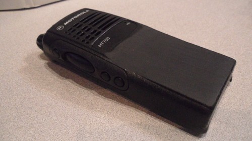 Motorola HT750 136-174 MHz VHF 16Ch 5W Dwukierunkowe radio AAH25KDC9AA3AN - Zdjęcie 3 z 6
