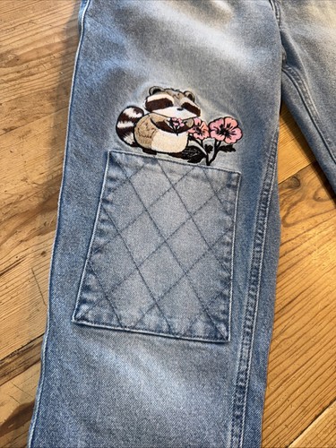 Jeans mamma ricamati procioni e fiori di ciliegio taglia 3 tema caldo $54 nuovi senza etichette - Foto 5 di 13