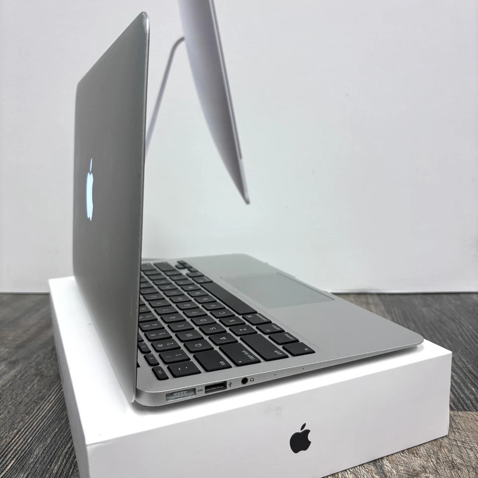 Apple MacBook Air Laptop Computer - Super Light and Portable - 2014 - 128GB SSD - Image 4 of 4
