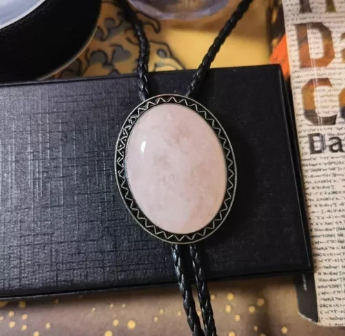 Collar de boda con corbata bolo de piedra de cristal rosa para hombre padrino vaquero occidental Foto 3 de 4