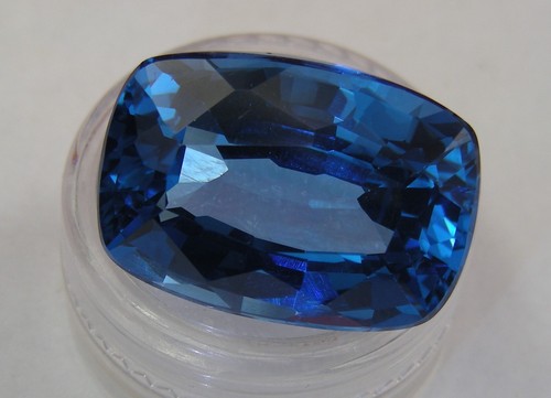 " SPECIAL" FASHION GEMSTONE BEAUTIFUL MAN MADE BLUE TOPAZ 44 ct GEMSTONE - Picture 2 of 3