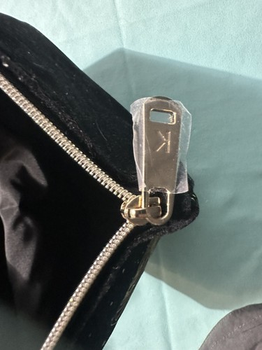 Bolsa de viaje Kerastase de terciopelo negro maquillaje cosmético - 11" x 6" x 3" - Imagen 4 de 4