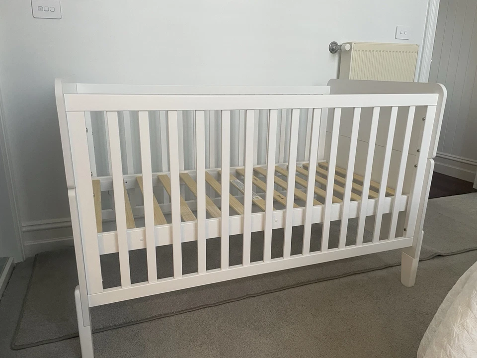 Boori Waratah Aster Cot Bed converts to Toddler bed - image 3 of 4
