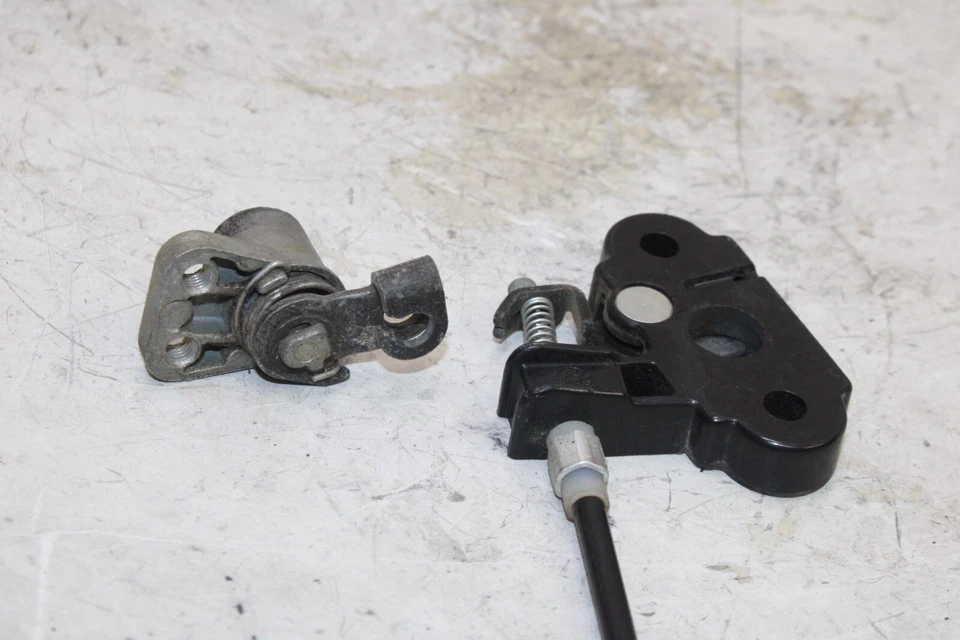 Kawasaki Ninja 250R Ex250J 2011 OEM bloqueo del asiento trasero! ¡Sin llave! Foto 4 de 4