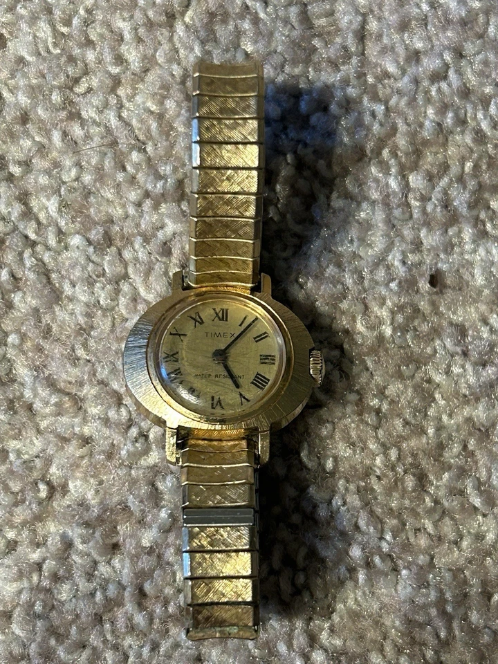 Reloj de pulsera Timex clásico dorado para mujer. Resistente al agua, aspecto vintage. Foto 2 de 4
