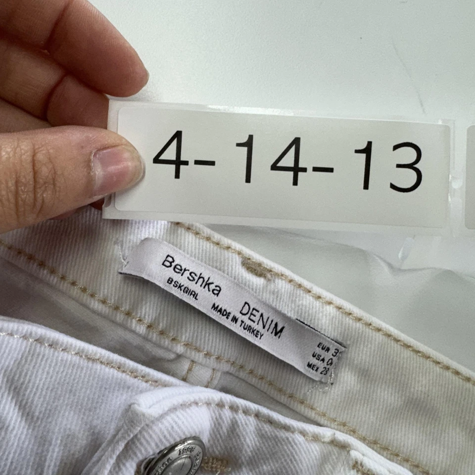 Pantalones de mezclilla Bershka para mujer 4 desgastados tiro alto botón mosca dobladillo crudo rasgado Foto 3 de 4
