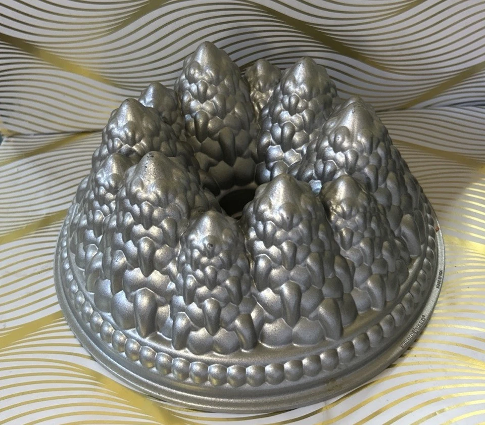 Nordic Ware Pine Forest Bundt® Pfanne für Bundt Kuchen Backformen Bäume Landschaft