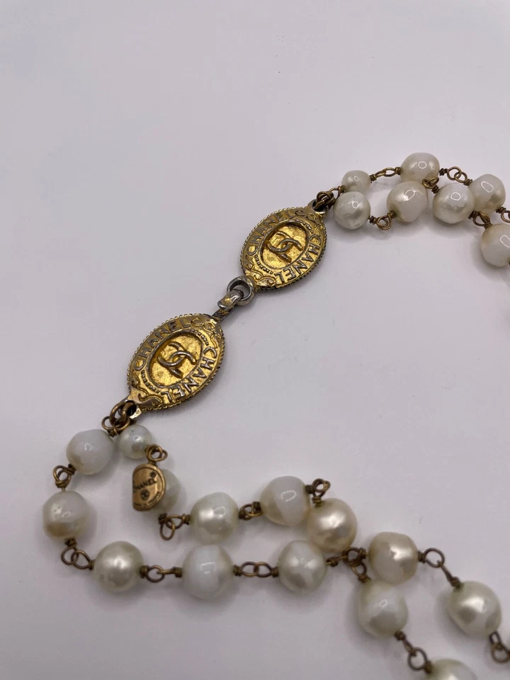 Collar Disfraz Gargantilla Doble Hilo Perla Chanel Vintage, Estampado Dorado Foto 3 de 4