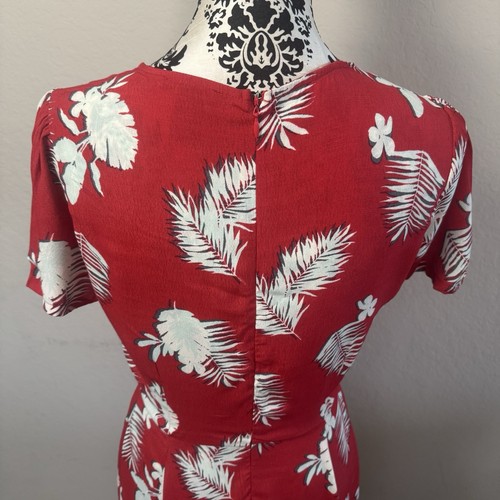 Vestido manga corta Forever 21 talla M rojo calce y estampado de hojas acampanadas - Imagen 4 de 7