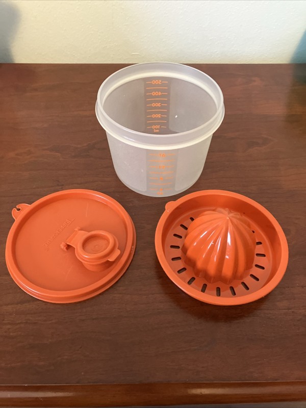 TUPPERWARE Orange Juicer #409 with Measuring Cup Bowl #1493 & Pour-All Seal #563