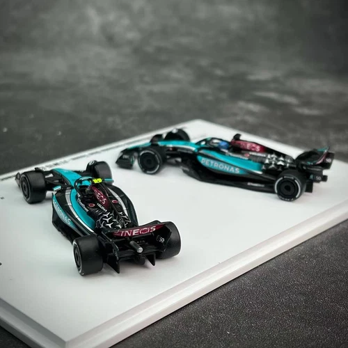Spark 1/64 Mercedes-AMG F1 W15 Singapore GP 2024 2-pc Set Hamilton & Russel Y299 - Picture 11 of 13