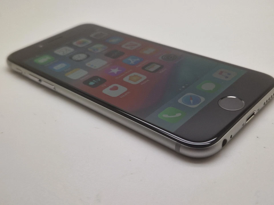 90% Super Condition UNLOCKED To All Apple iPhone 6 16GB Silver Smartphone A1586 - Image 4 of 4