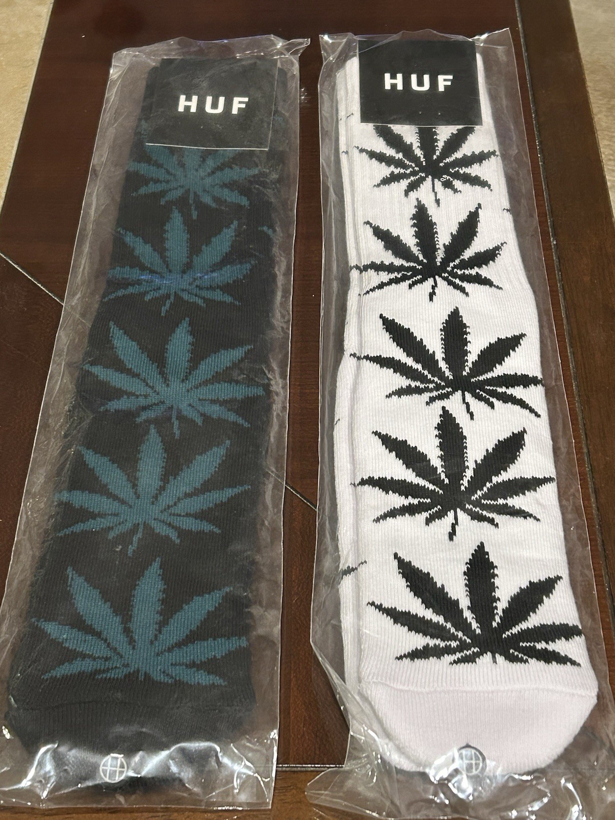 NWT - HUF PLANTLIFE WEED LEAF SOCKS - WHITE/BLACK  & BLACK/GREEN - ONE SIZE