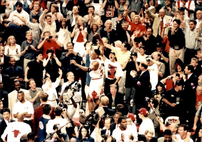 LD428 ORIGINAL 3.5"x5" PHOTO MICHAEL JORDAN #23 CHICAGO BULLS 1998 NBA CHAMPIONS