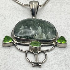 Vintage sterling silver/malachite/peridot pendant & '925' chain necklace 14g