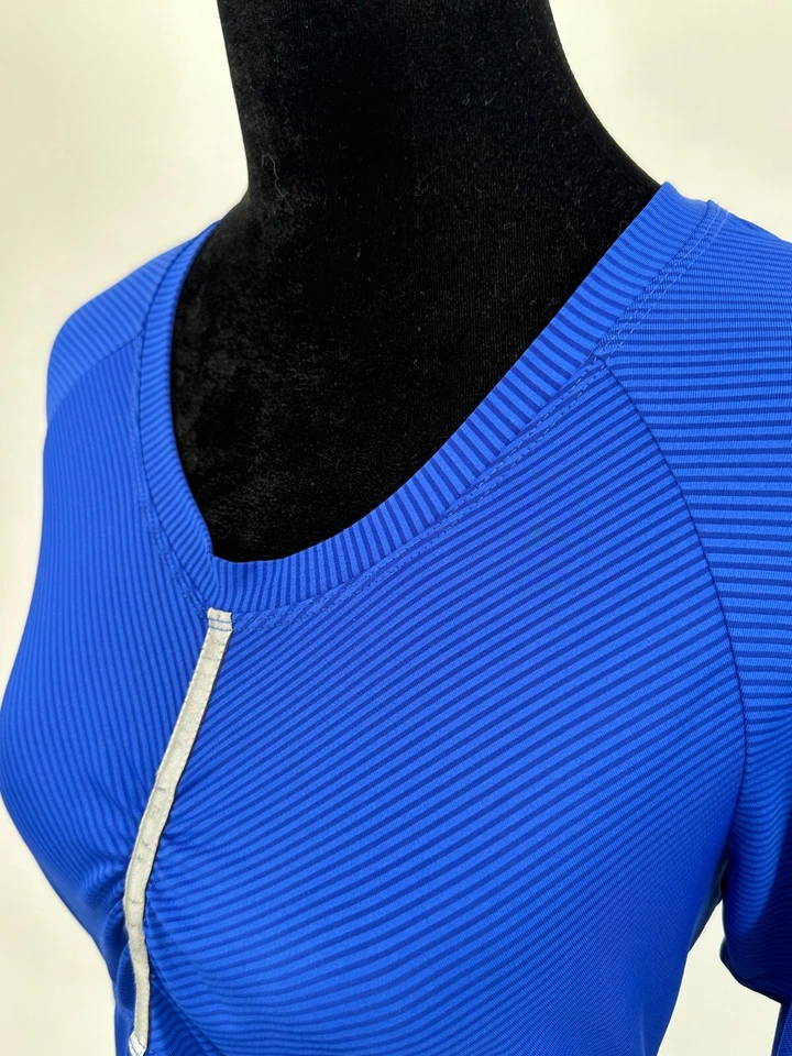 Top de mujer Athleta Pump It Up manga larga medio azul a rayas tejido reflectante Foto 4 de 4