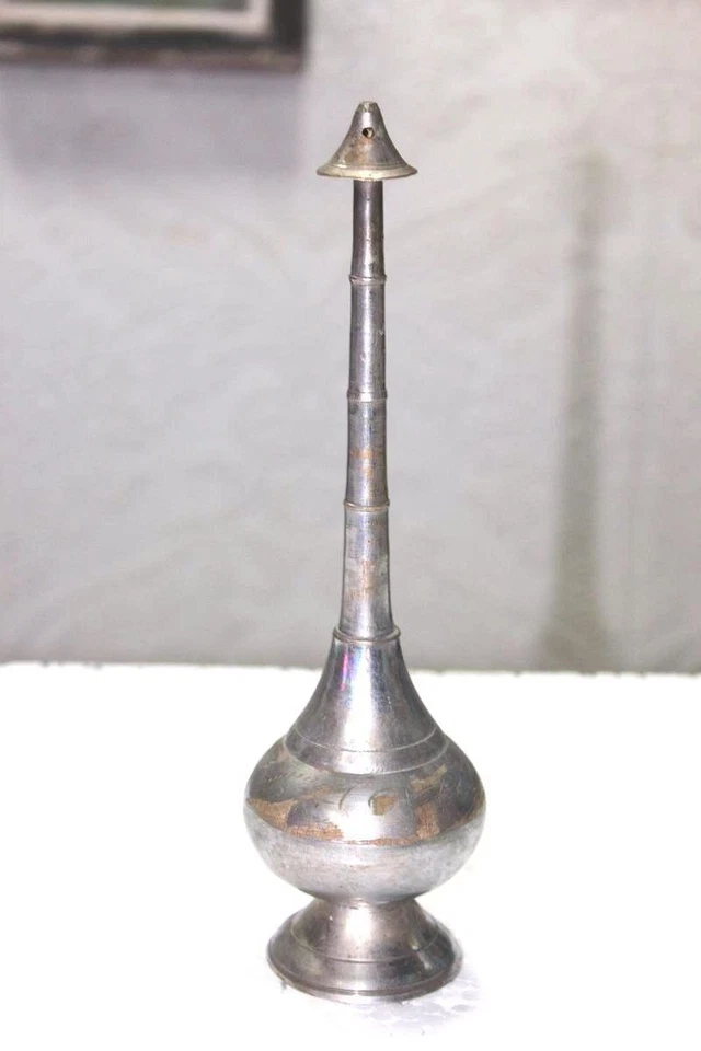 Olla rociadora de agua de rosas de latón años 1900 antigua vintage de gran tamaño hecha a mano Foto 2 de 4