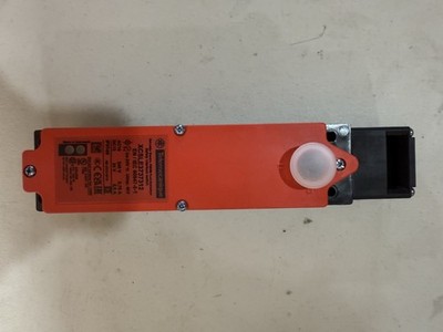 Schneider XCSLE3737312 Safety Interlock Switch with Key New In Box