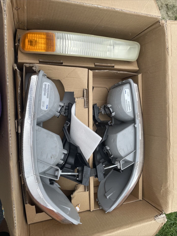 Conjunto de faros - Regular TYC 20-5567-00 GMC Yukon / Sierra Foto 2 de 4