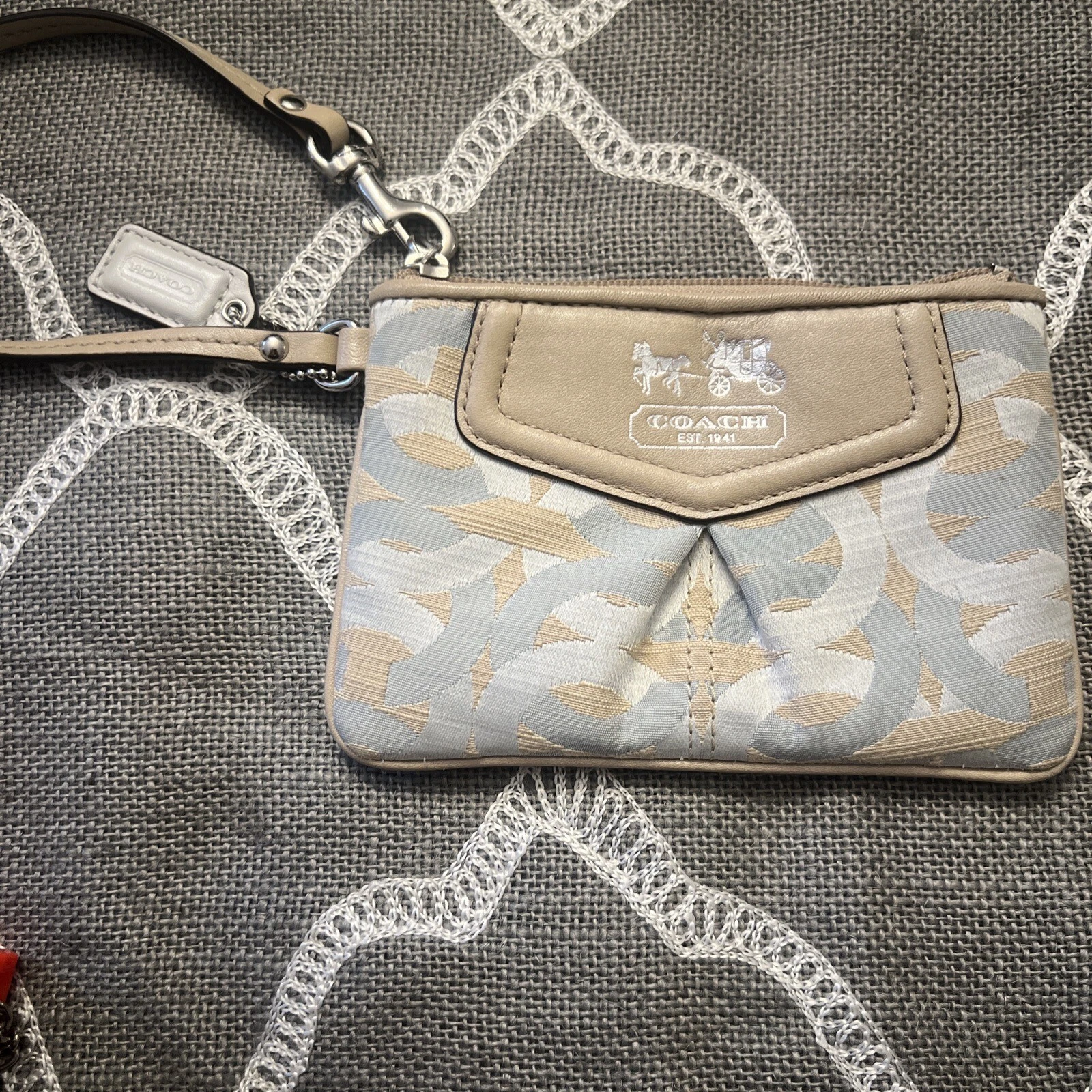 Coach Signature Polso in pelle con cerniera in PVC Grigio Argento