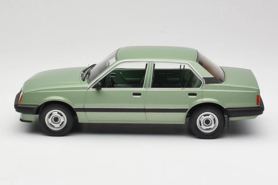 MCG18458 Opel Ascona C Metallic Light Green MCG 1/18 - Immagine 3 di 4