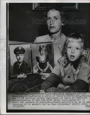 1955 Press Photo Mrs. John Arnold and daughter Sally with photo of Col. Arnold