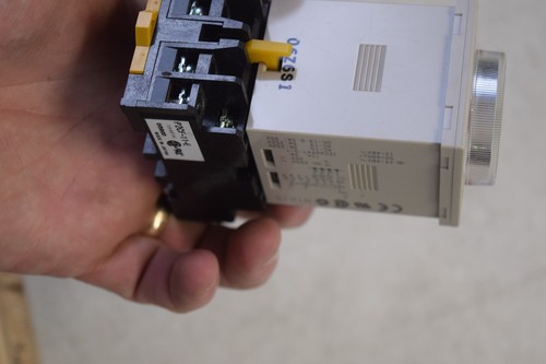 Omron H3CR-A Timer Module with Omron P2CF-11-E - Picture 4 of 5