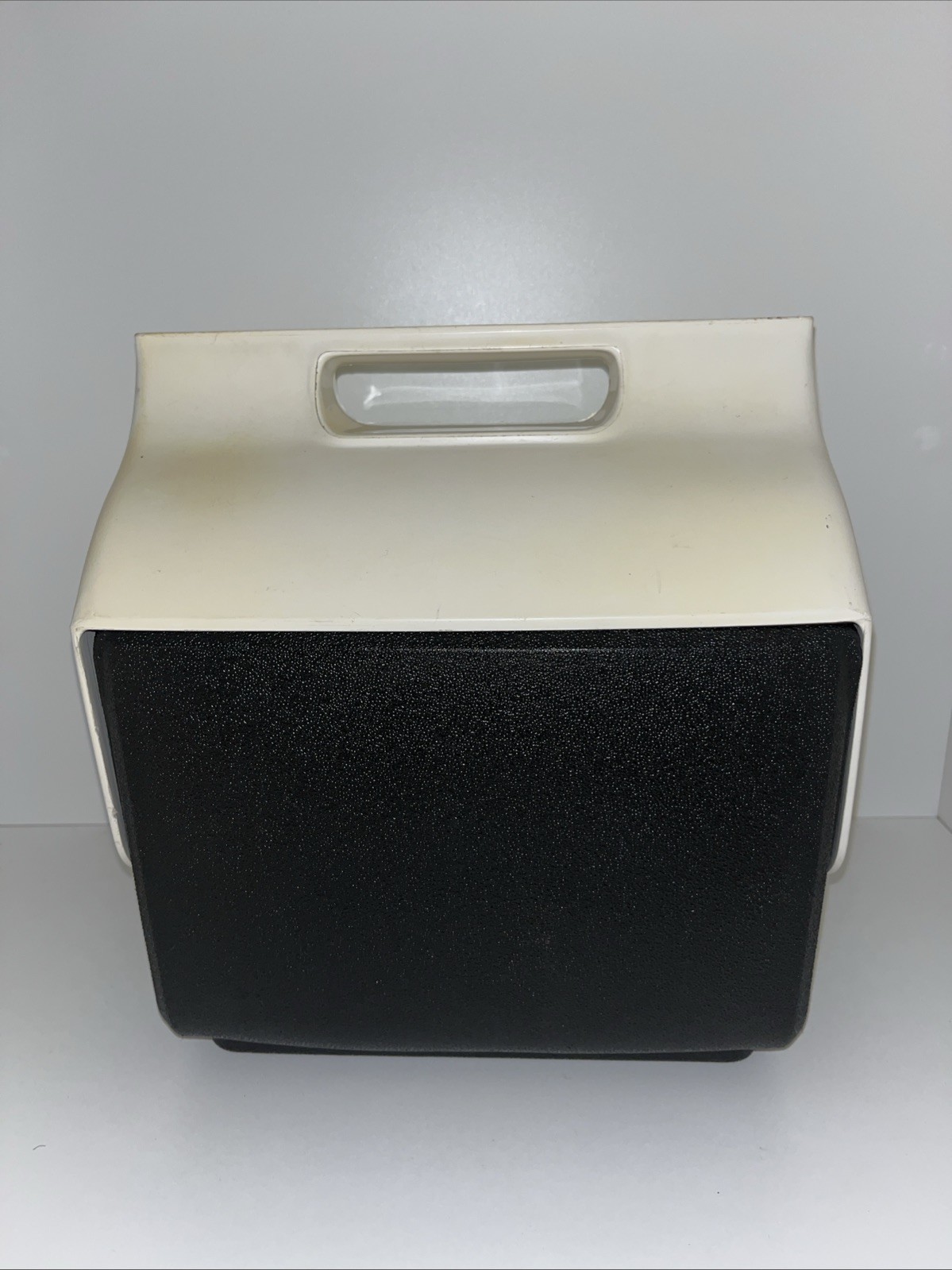 Igloo Little Play Mate Cooler  Blue.. Pre-Owned.. Fair Condition..