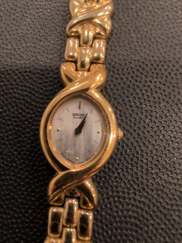 Seiko Women's Vintage Gold-Toned Quartz Wristwatch Classic Luxury.