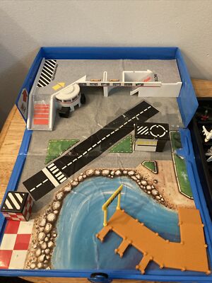 VTG 1987 Galoob Micro Machines Fold-Out Airport Marina 10 Planes 5