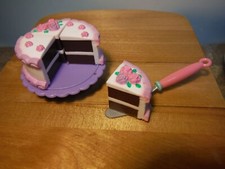 TYCO KITCHEN LITTLES BIRTHDAY CAKE w/BARBIE PEDESTAL STAND  SERVER FREE SHIP 