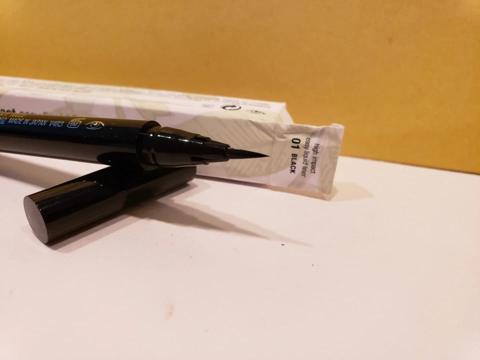 倩碧 ~ 高冲击易液体衬里 ~ #01 ~ 黑色 ~ 全新带盒 — 第 2/2 张图片