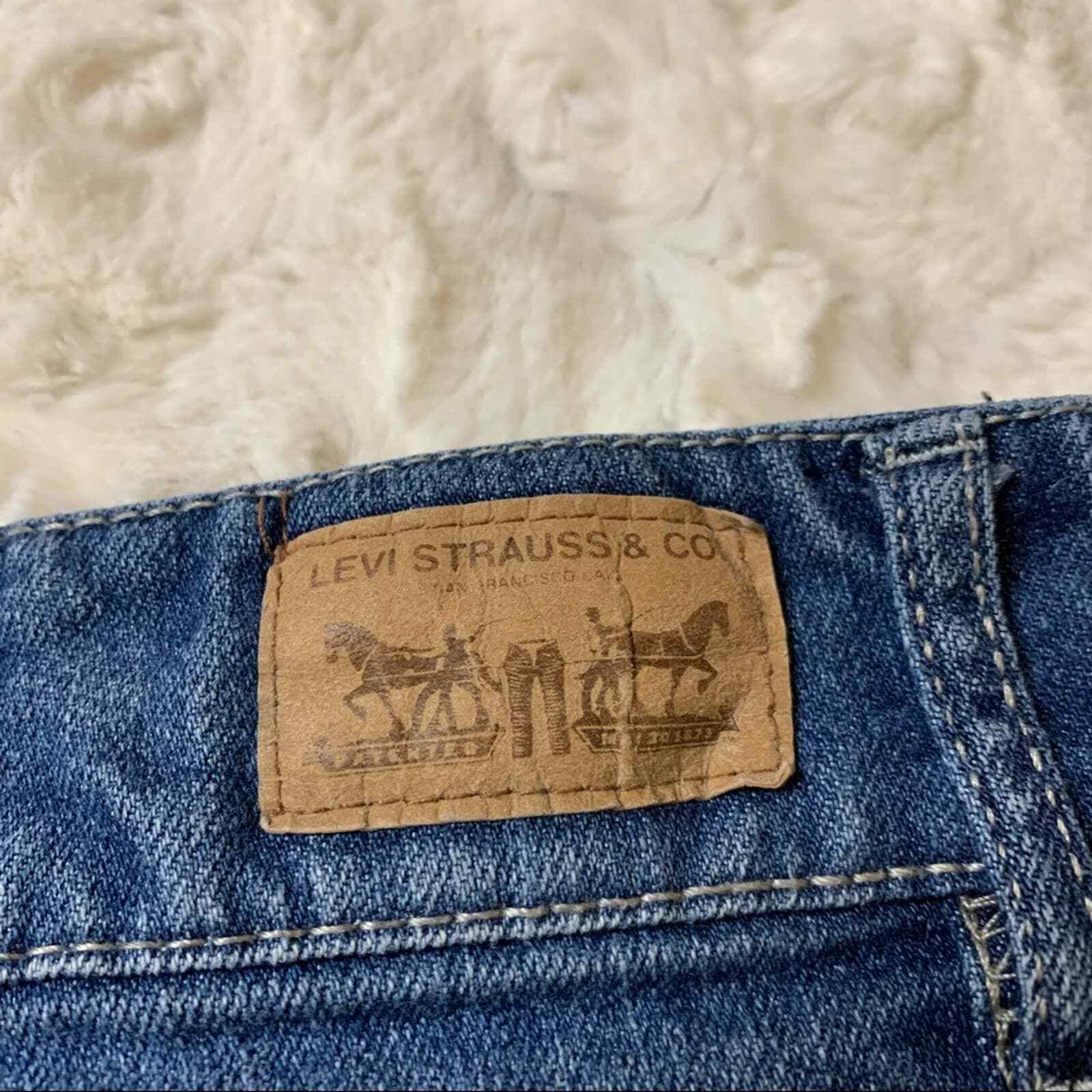 LEVI’S Authentic Juniors mid length medium wash s… - image 7