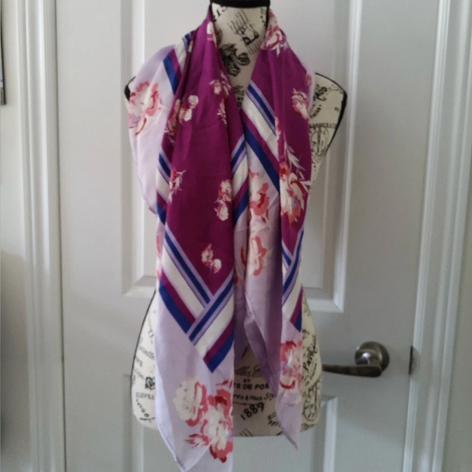 Bufanda cuadrada halógena púrpura y rosa 100 % seda Foto 3 de 4