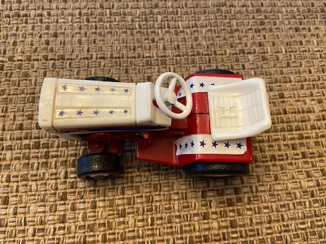 IH International Cub Cadet Spirit of 76 Lawn Tractor Nice ORIGINAL Patina 1/16 - Image 3 of 4