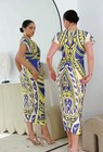 grün-blaues Kleid mit geometrischem Print und tiefem V-Ausschnitt