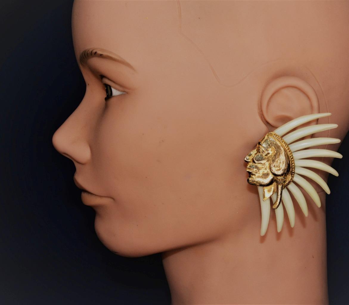 Vintage 40s Tono Dorado Celuloide Pluma Indio Forma de Cabeza Pendientes Clip