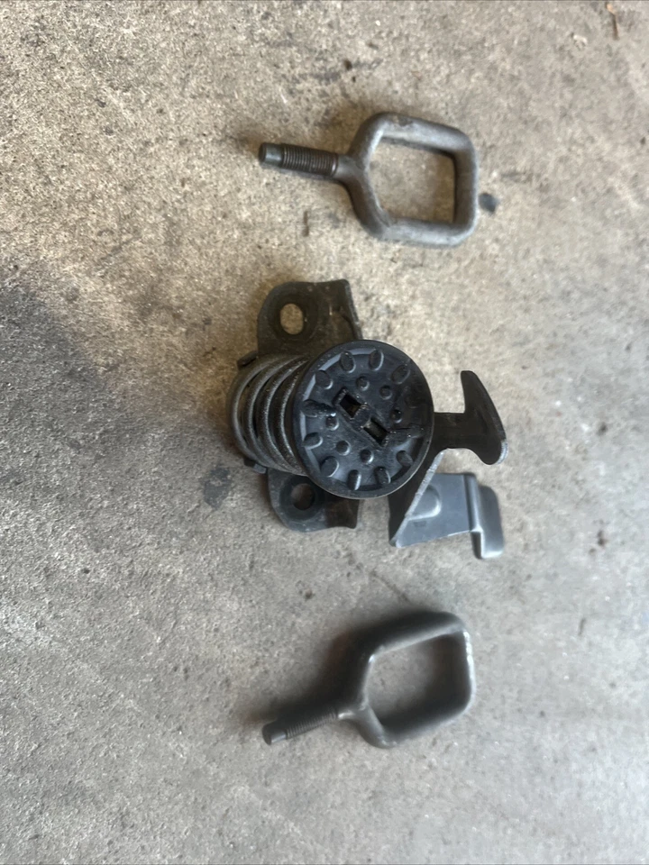 Cerradura de capó Striker 65617-JL00C OEM INFINITI Q70 G37 M37 Foto 2 de 3